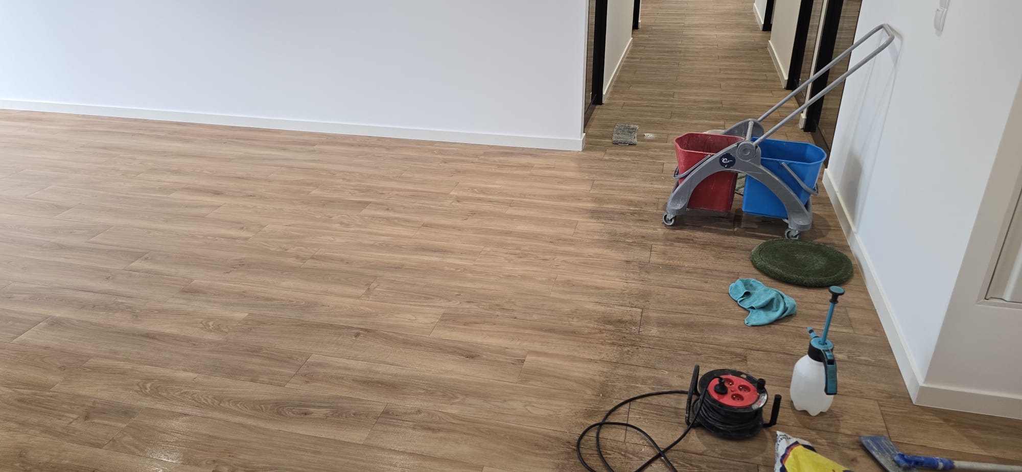 Professionelle Bodenreinigung in einem Büro mit Geräten von Clean Service Pro in Wrocław