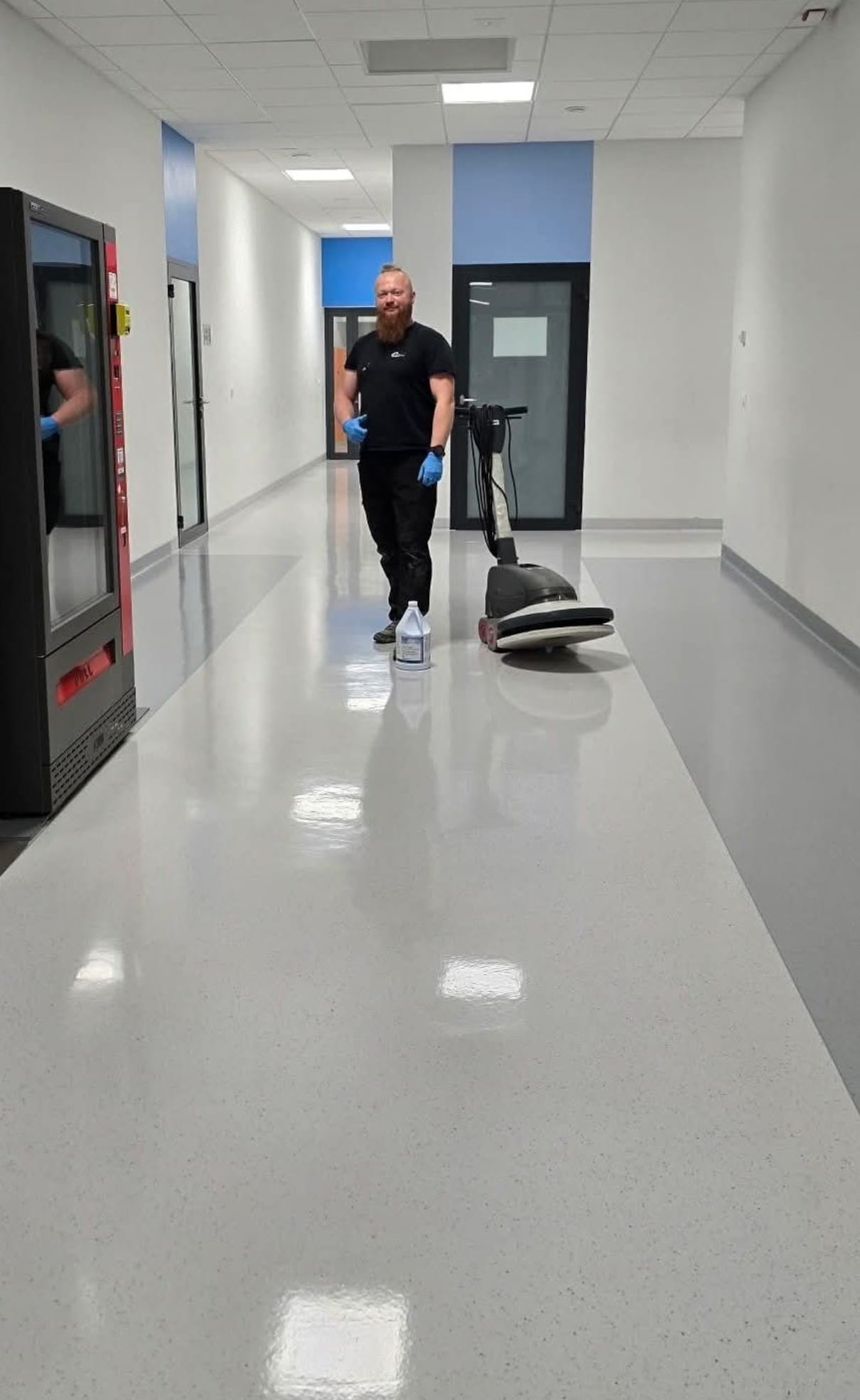Maschinelle Bodenreinigung durch das Team von Clean Service Pro