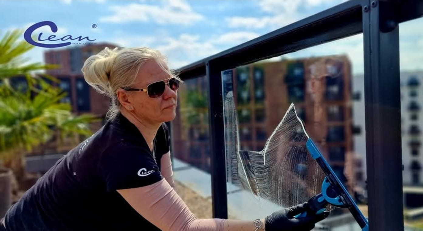Reinigung einer Glasbrüstung durch einen Mitarbeiter von Clean Service Pro