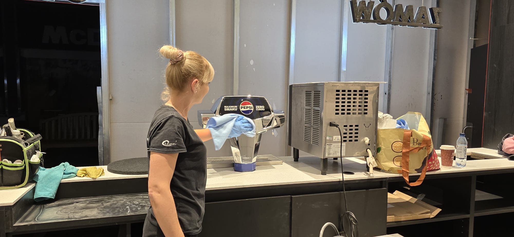 Mitarbeiterin von Clean Service Pro bei der Reinigung einer Nutzfläche