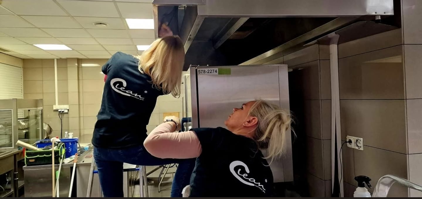 Mitarbeiterin von Clean Service Pro bei der Reinigung eines gastronomischen Nebenbereichs