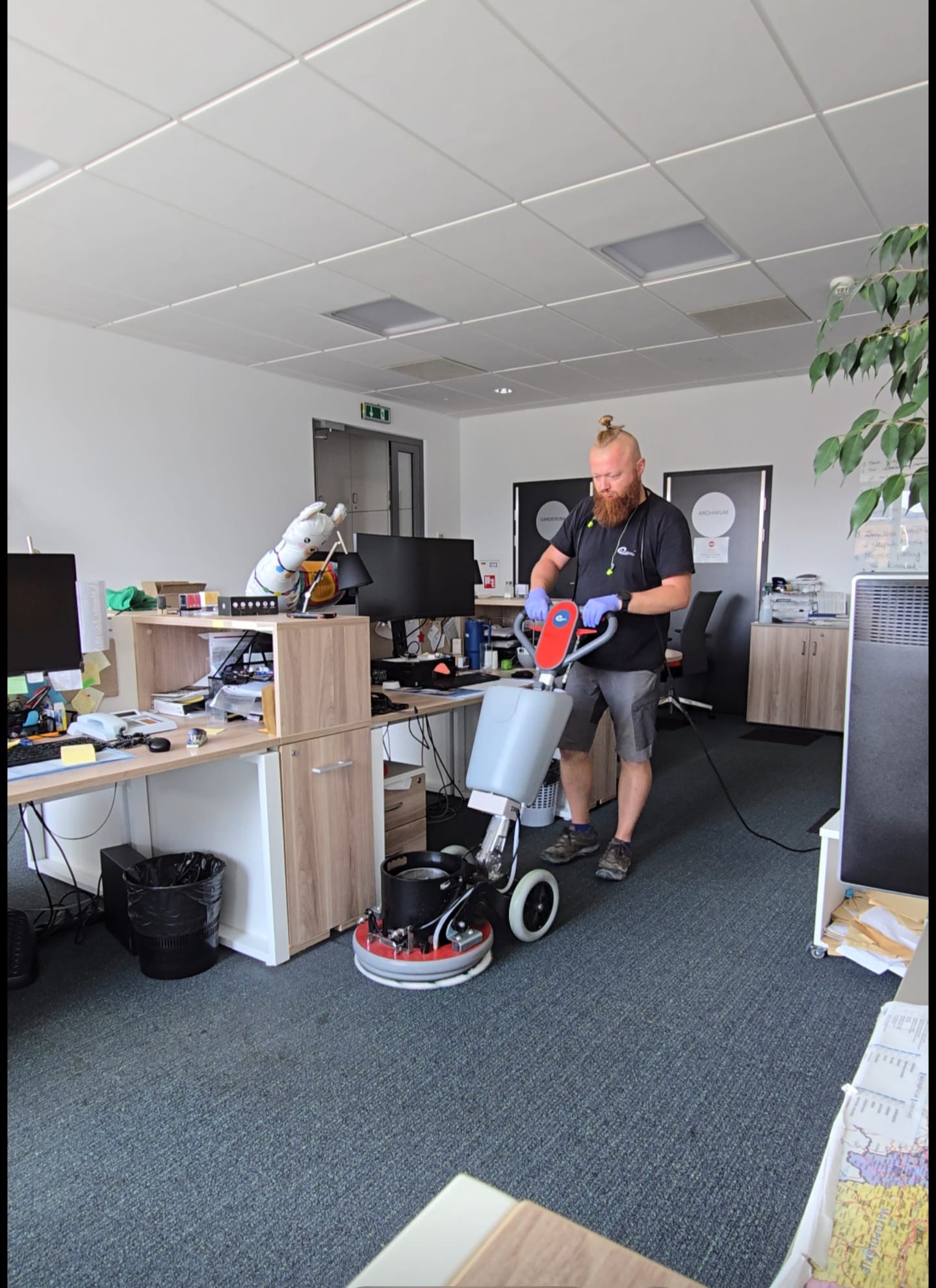 Mitarbeiter von Clean Service Pro bei der maschinellen Bodenreinigung in einem Büro