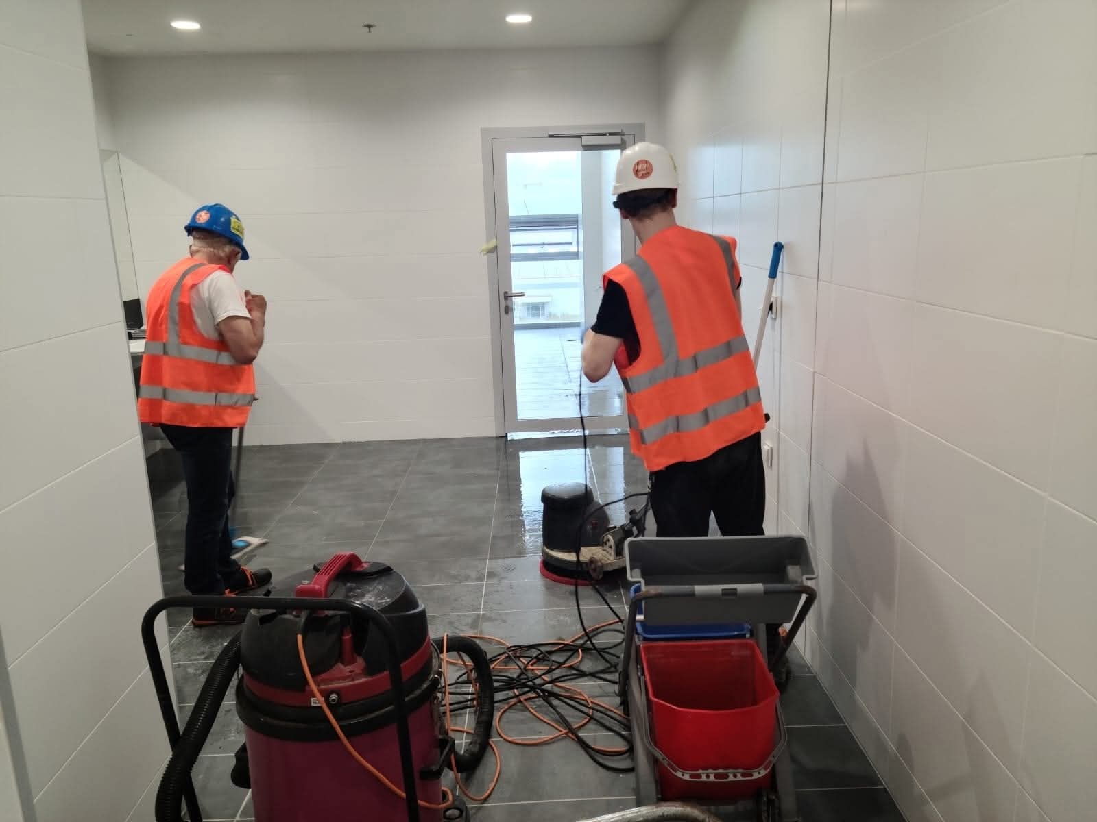 Ekipa Clean Service Pro podczas maszynowego doczyszczania posadzki po budowie