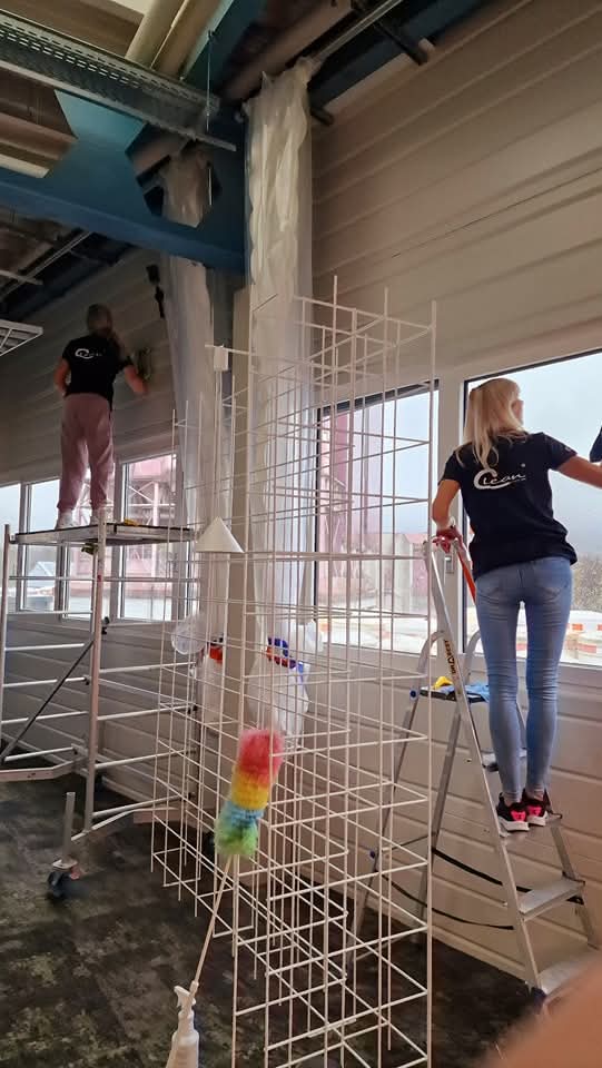 Pracownicy Clean Service Pro podczas sprzątania wysokiej przestrzeni po budowie